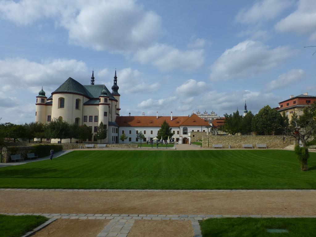 V Podzamci Гостьовий будинок Літомишль